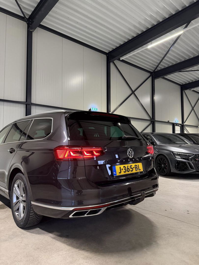 Volkswagen Passat Variant Volkswagen Passat 1.6 TDI R-line Pano Virtual Trekhaak NAP