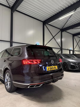Volkswagen Passat Variant Volkswagen Passat 1.6 TDI R-line Pano Virtual Trekhaak NAP