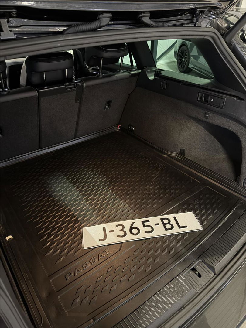 Volkswagen Passat Variant Volkswagen Passat 1.6 TDI R-line Pano Virtual Trekhaak NAP