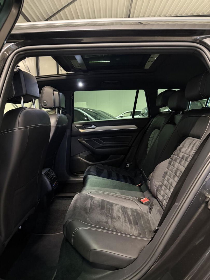 Volkswagen Passat Variant Volkswagen Passat 1.6 TDI R-line Pano Virtual Trekhaak NAP
