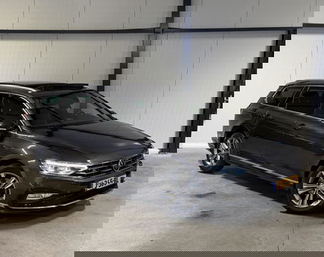 Volkswagen Passat Variant Volkswagen Passat 1.6 TDI R-line Pano Virtual Trekhaak NAP