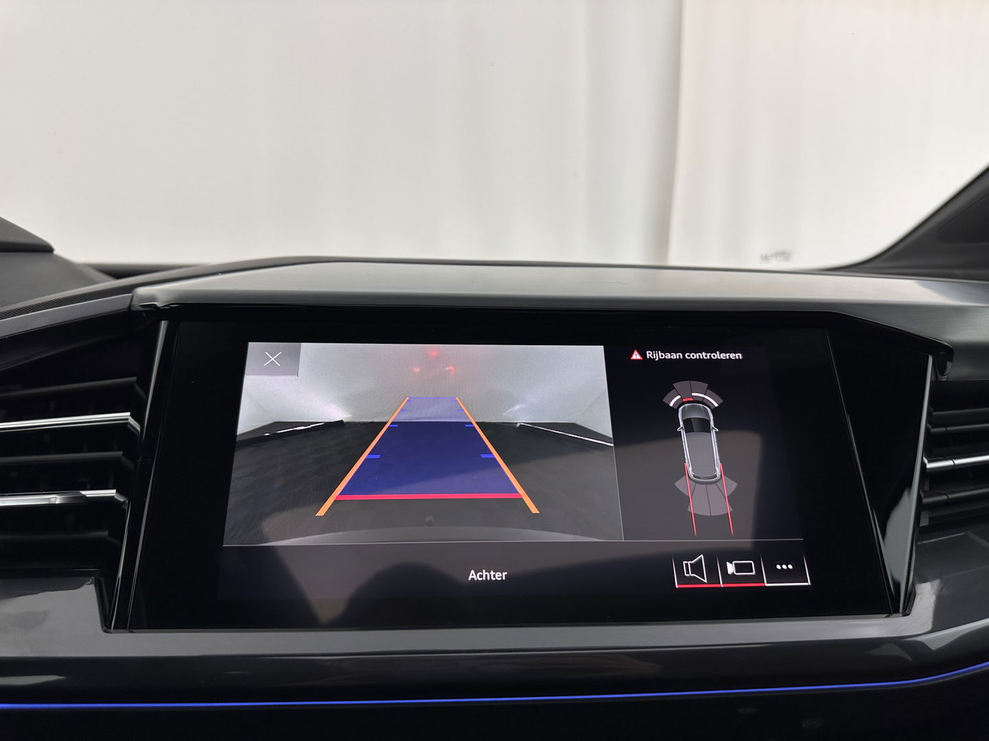 Audi Q4 e-tron 40 S-Line Launch-edition Competition 77 kWh [ 3-Fase-11kW ] {SOH-90%} (INCL-BTW) Aut. *HEATPUMP | PANO | LEATHER | MATRIX-LED | AUDI-SOUND | ADAPTIVE-CRUISE | HEATED-SPORTSEATS | AMBIENTLIGHT | DIGI-COCKPIT | CAMERA | KEYLESS | DAB+ | 20''ALU*