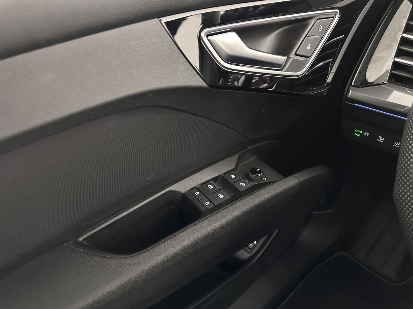 Audi Q4 e-tron 40 S-Line Launch-edition Competition 77 kWh [ 3-Fase-11kW ] {SOH-90%} (INCL-BTW) Aut. *HEATPUMP | PANO | LEATHER | MATRIX-LED | AUDI-SOUND | ADAPTIVE-CRUISE | HEATED-SPORTSEATS | AMBIENTLIGHT | DIGI-COCKPIT | CAMERA | KEYLESS | DAB+ | 20''ALU*