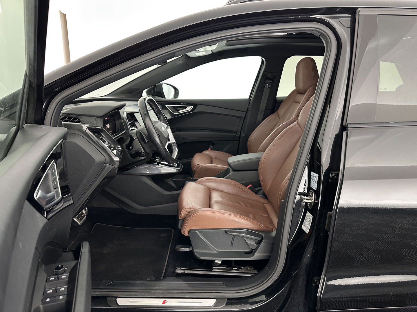 Audi Q4 e-tron 40 S-Line Launch-edition Competition 77 kWh [ 3-Fase-11kW ] {SOH-90%} (INCL-BTW) Aut. *HEATPUMP | PANO | LEATHER | MATRIX-LED | AUDI-SOUND | ADAPTIVE-CRUISE | HEATED-SPORTSEATS | AMBIENTLIGHT | DIGI-COCKPIT | CAMERA | KEYLESS | DAB+ | 20''ALU*