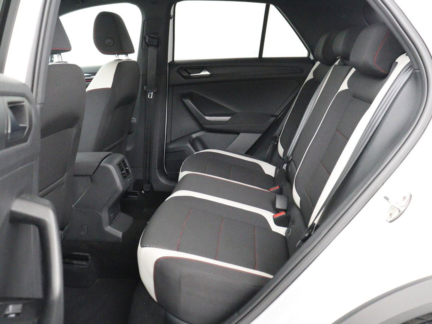 Volkswagen T-Roc 1.5 TSI Sport R Line | Trekhaak | Carplay | Full LED | Navigatie | Virtual Cockpit | Adaptive cruise | Parkeerhulp | 18'' | Climate control | Bluetooth | Getint glas