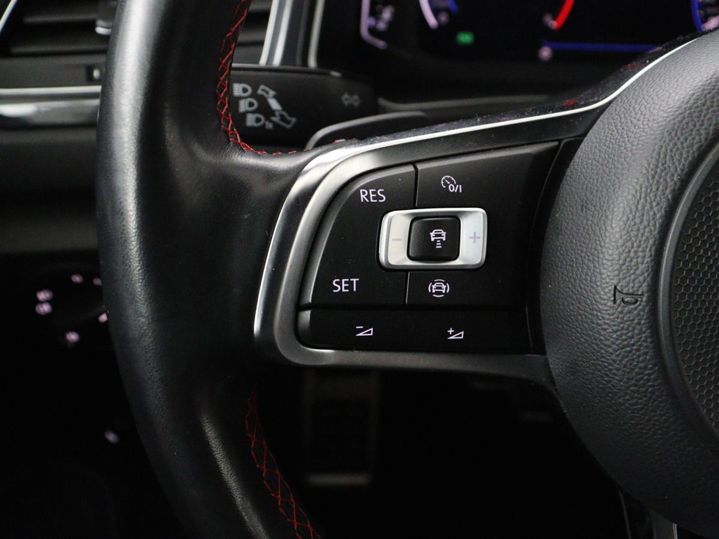 Volkswagen T-Roc 1.5 TSI Sport R Line | Trekhaak | Carplay | Full LED | Navigatie | Virtual Cockpit | Adaptive cruise | Parkeerhulp | 18'' | Climate control | Bluetooth | Getint glas