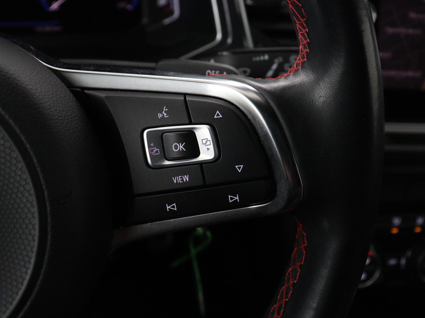 Volkswagen T-Roc 1.5 TSI Sport R Line | Trekhaak | Carplay | Full LED | Navigatie | Virtual Cockpit | Adaptive cruise | Parkeerhulp | 18'' | Climate control | Bluetooth | Getint glas