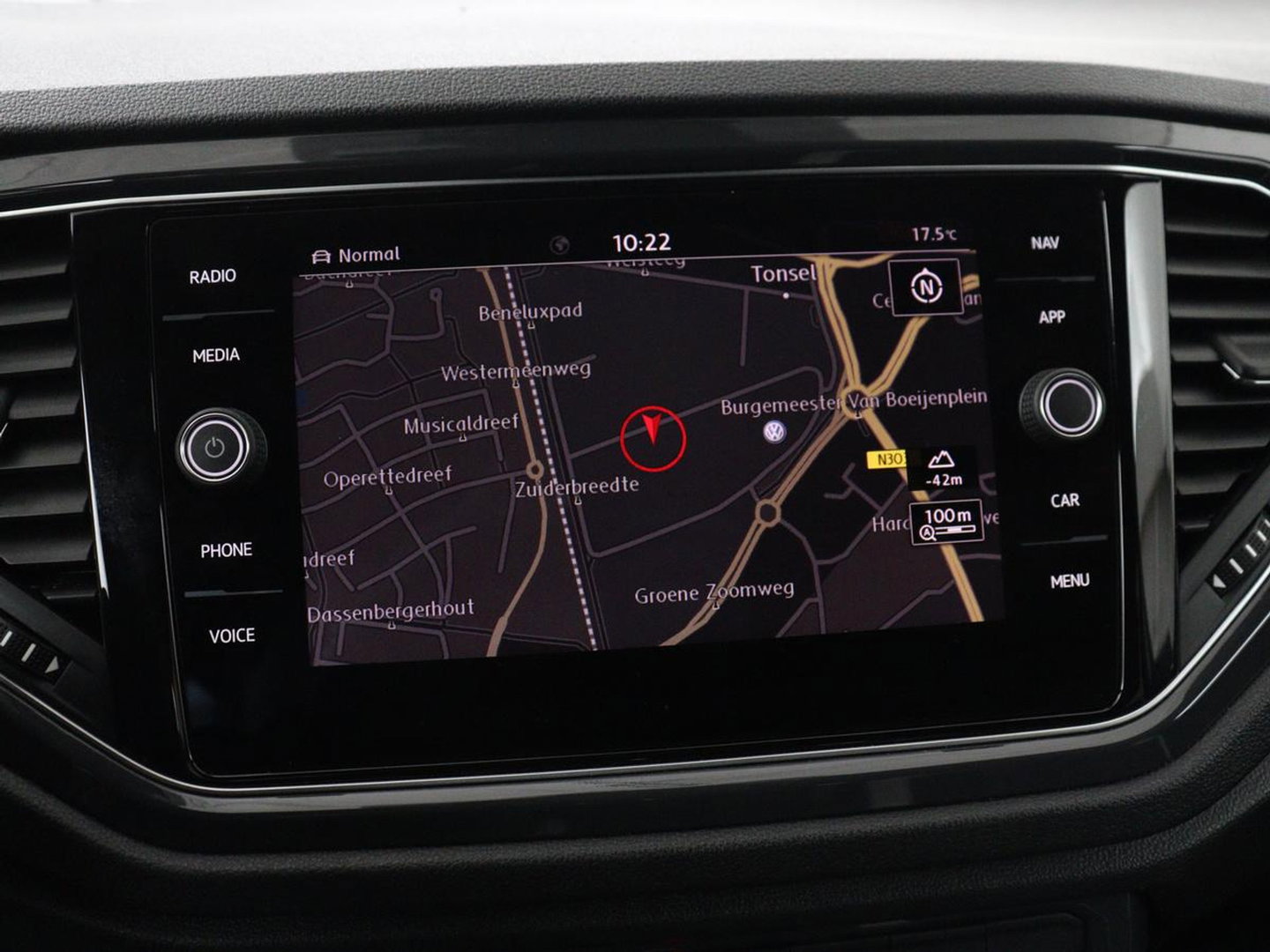 Volkswagen T-Roc 1.5 TSI Sport R Line | Trekhaak | Carplay | Full LED | Navigatie | Virtual Cockpit | Adaptive cruise | Parkeerhulp | 18'' | Climate control | Bluetooth | Getint glas