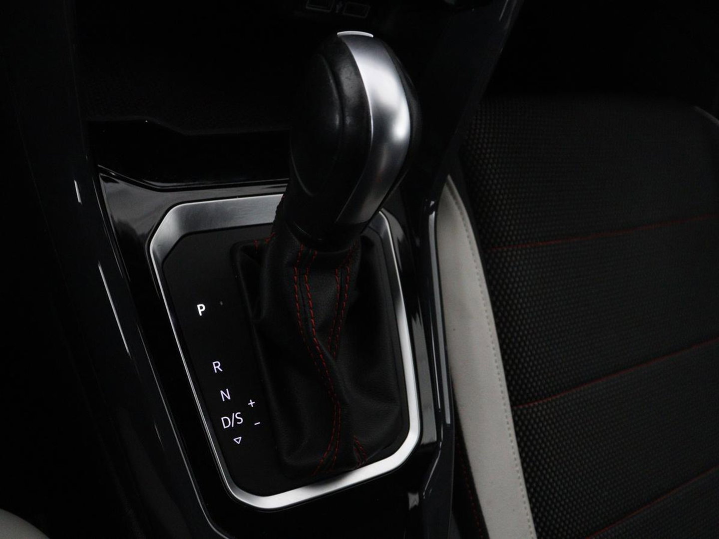 Volkswagen T-Roc 1.5 TSI Sport R Line | Trekhaak | Carplay | Full LED | Navigatie | Virtual Cockpit | Adaptive cruise | Parkeerhulp | 18'' | Climate control | Bluetooth | Getint glas