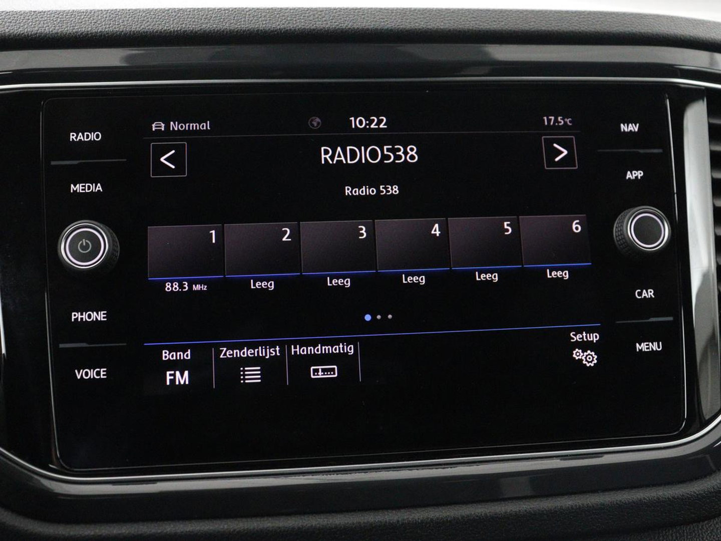 Volkswagen T-Roc 1.5 TSI Sport R Line | Trekhaak | Carplay | Full LED | Navigatie | Virtual Cockpit | Adaptive cruise | Parkeerhulp | 18'' | Climate control | Bluetooth | Getint glas