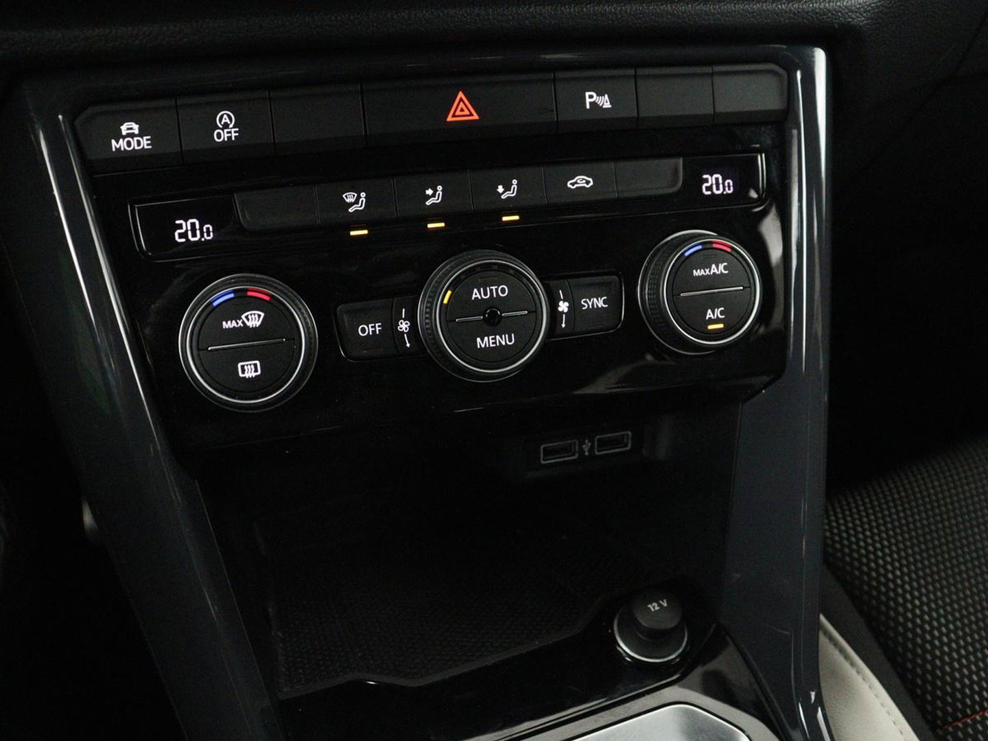 Volkswagen T-Roc 1.5 TSI Sport R Line | Trekhaak | Carplay | Full LED | Navigatie | Virtual Cockpit | Adaptive cruise | Parkeerhulp | 18'' | Climate control | Bluetooth | Getint glas