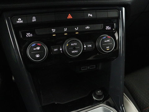 Volkswagen T-Roc 1.5 TSI Sport R Line | Trekhaak | Carplay | Full LED | Navigatie | Virtual Cockpit | Adaptive cruise | Parkeerhulp | 18'' | Climate control | Bluetooth | Getint glas