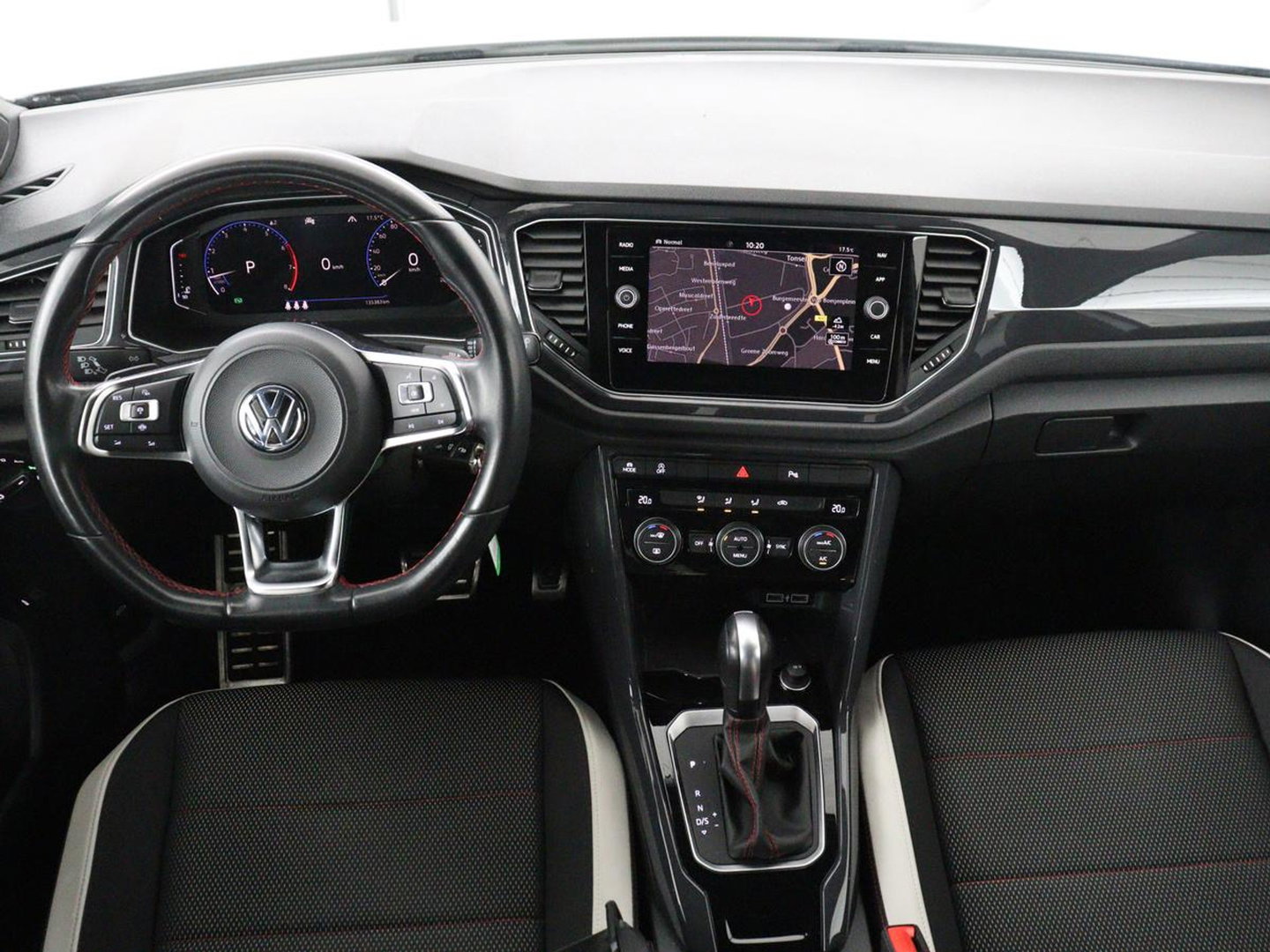 Volkswagen T-Roc 1.5 TSI Sport R Line | Trekhaak | Carplay | Full LED | Navigatie | Virtual Cockpit | Adaptive cruise | Parkeerhulp | 18'' | Climate control | Bluetooth | Getint glas