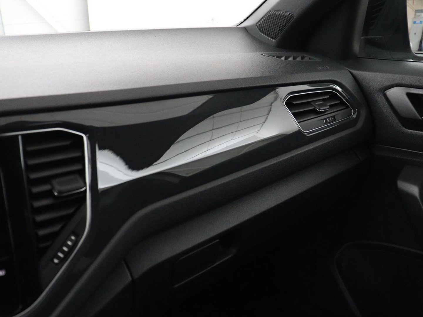 Volkswagen T-Roc 1.5 TSI Sport R Line | Trekhaak | Carplay | Full LED | Navigatie | Virtual Cockpit | Adaptive cruise | Parkeerhulp | 18'' | Climate control | Bluetooth | Getint glas