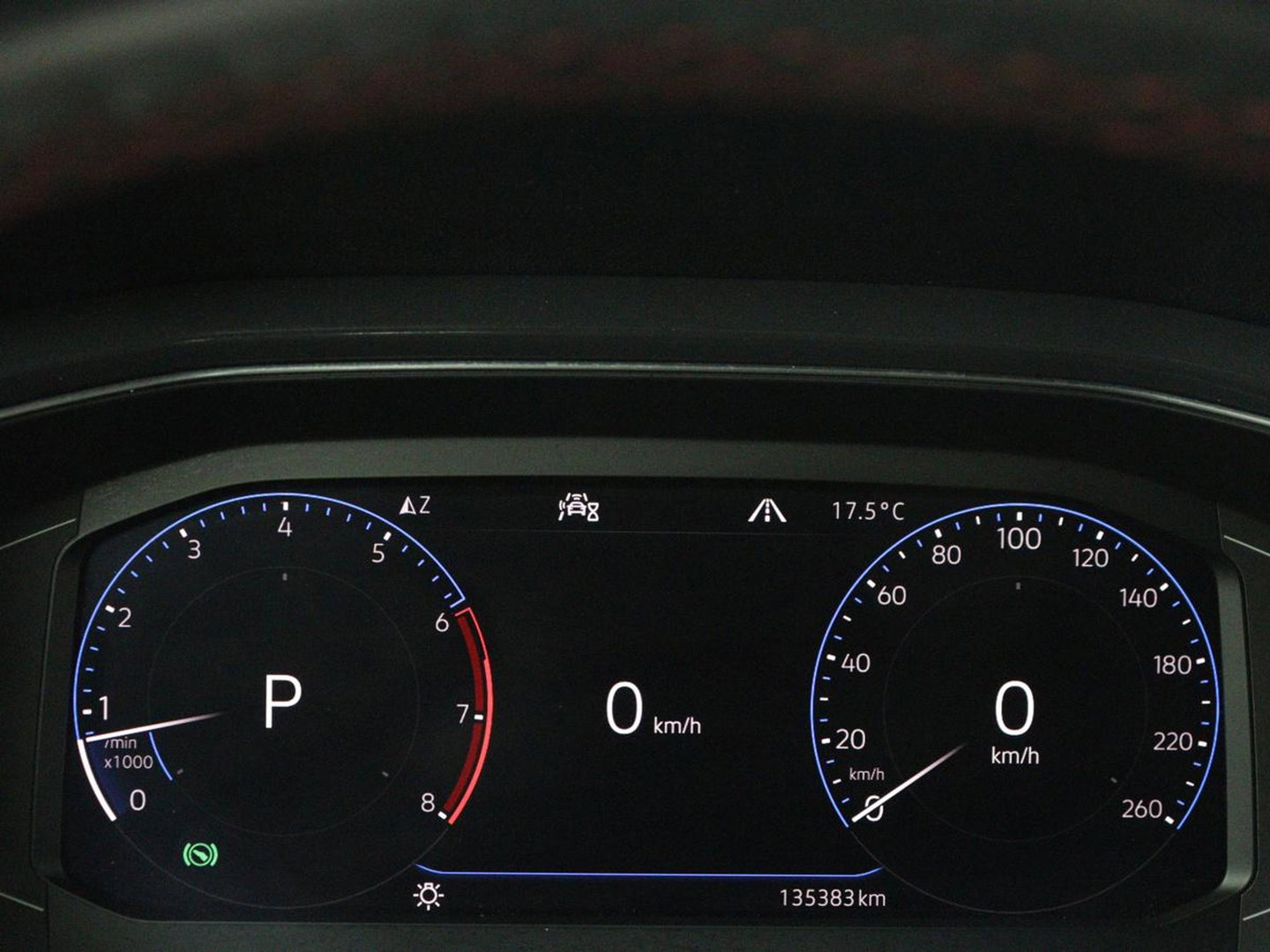 Volkswagen T-Roc 1.5 TSI Sport R Line | Trekhaak | Carplay | Full LED | Navigatie | Virtual Cockpit | Adaptive cruise | Parkeerhulp | 18'' | Climate control | Bluetooth | Getint glas