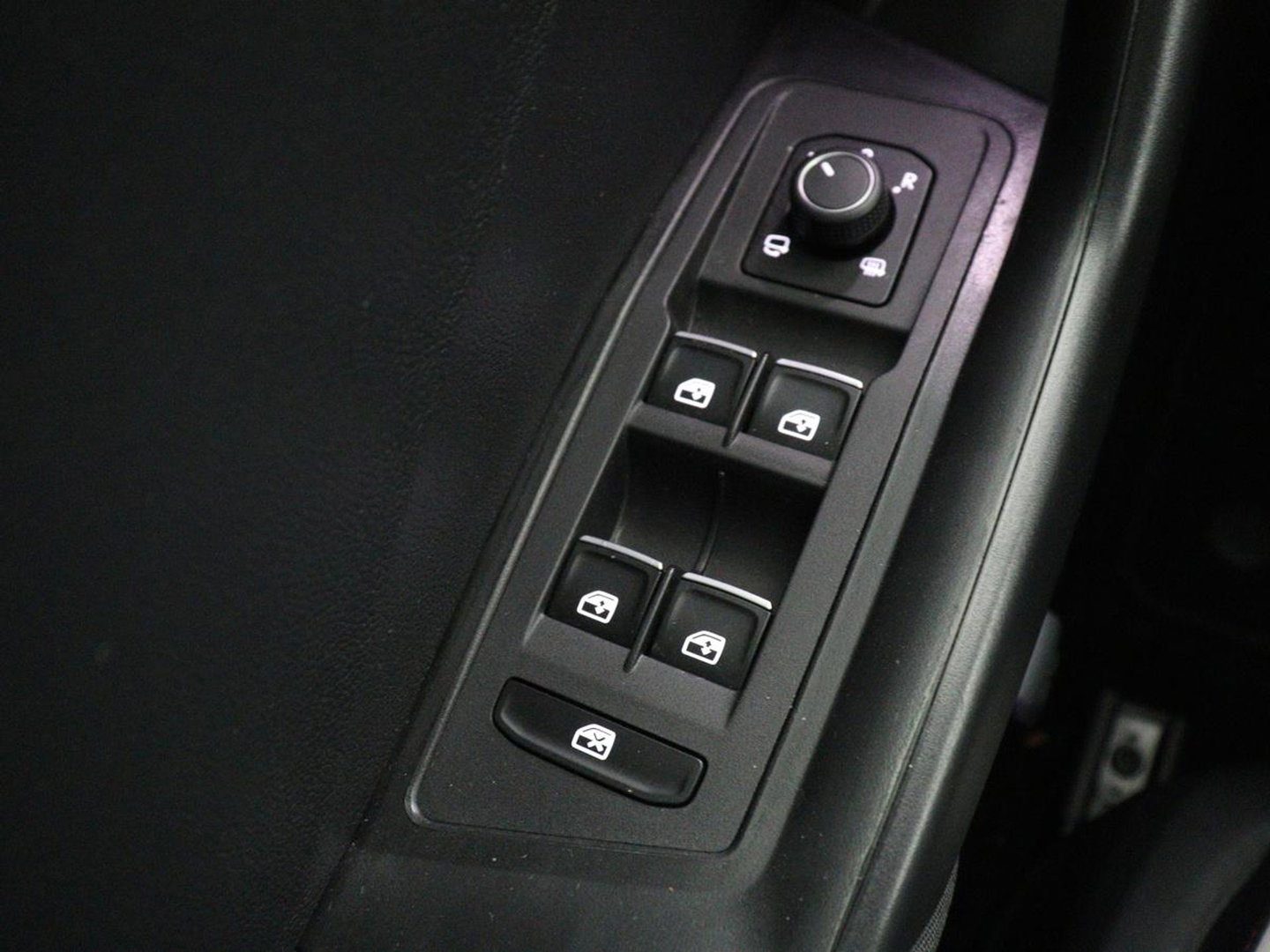 Volkswagen T-Roc 1.5 TSI Sport R Line | Trekhaak | Carplay | Full LED | Navigatie | Virtual Cockpit | Adaptive cruise | Parkeerhulp | 18'' | Climate control | Bluetooth | Getint glas