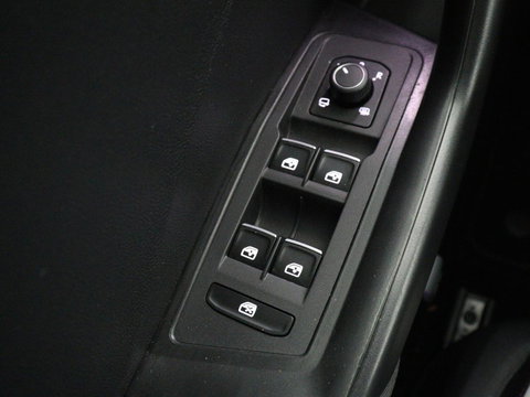 Volkswagen T-Roc 1.5 TSI Sport R Line | Trekhaak | Carplay | Full LED | Navigatie | Virtual Cockpit | Adaptive cruise | Parkeerhulp | 18'' | Climate control | Bluetooth | Getint glas