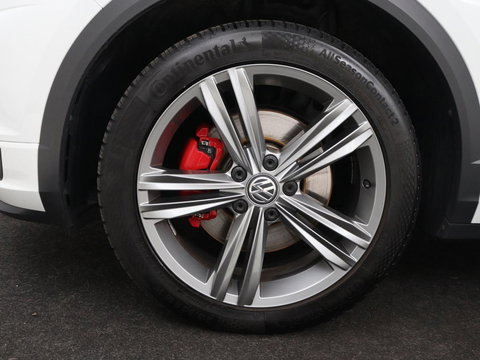 Volkswagen T-Roc 1.5 TSI Sport R Line | Trekhaak | Carplay | Full LED | Navigatie | Virtual Cockpit | Adaptive cruise | Parkeerhulp | 18'' | Climate control | Bluetooth | Getint glas