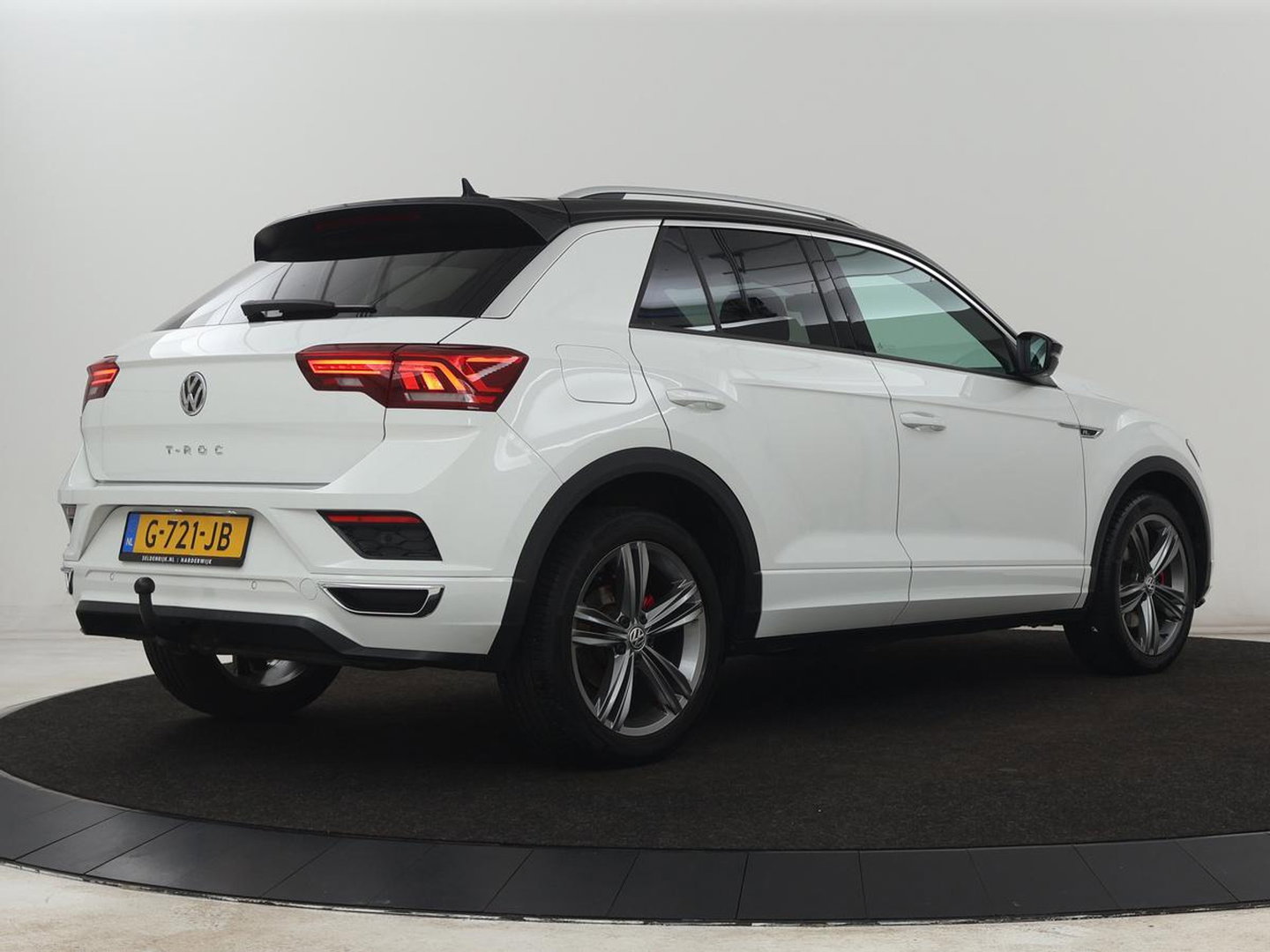 Volkswagen T-Roc 1.5 TSI Sport R Line | Trekhaak | Carplay | Full LED | Navigatie | Virtual Cockpit | Adaptive cruise | Parkeerhulp | 18'' | Climate control | Bluetooth | Getint glas