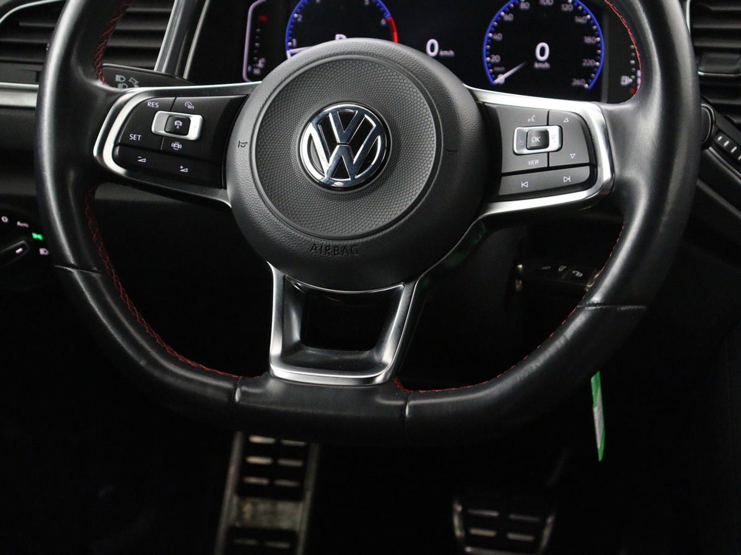 Volkswagen T-Roc 1.5 TSI Sport R Line | Trekhaak | Carplay | Full LED | Navigatie | Virtual Cockpit | Adaptive cruise | Parkeerhulp | 18'' | Climate control | Bluetooth | Getint glas
