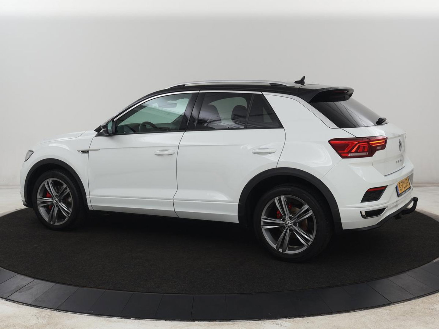 Volkswagen T-Roc 1.5 TSI Sport R Line | Trekhaak | Carplay | Full LED | Navigatie | Virtual Cockpit | Adaptive cruise | Parkeerhulp | 18'' | Climate control | Bluetooth | Getint glas