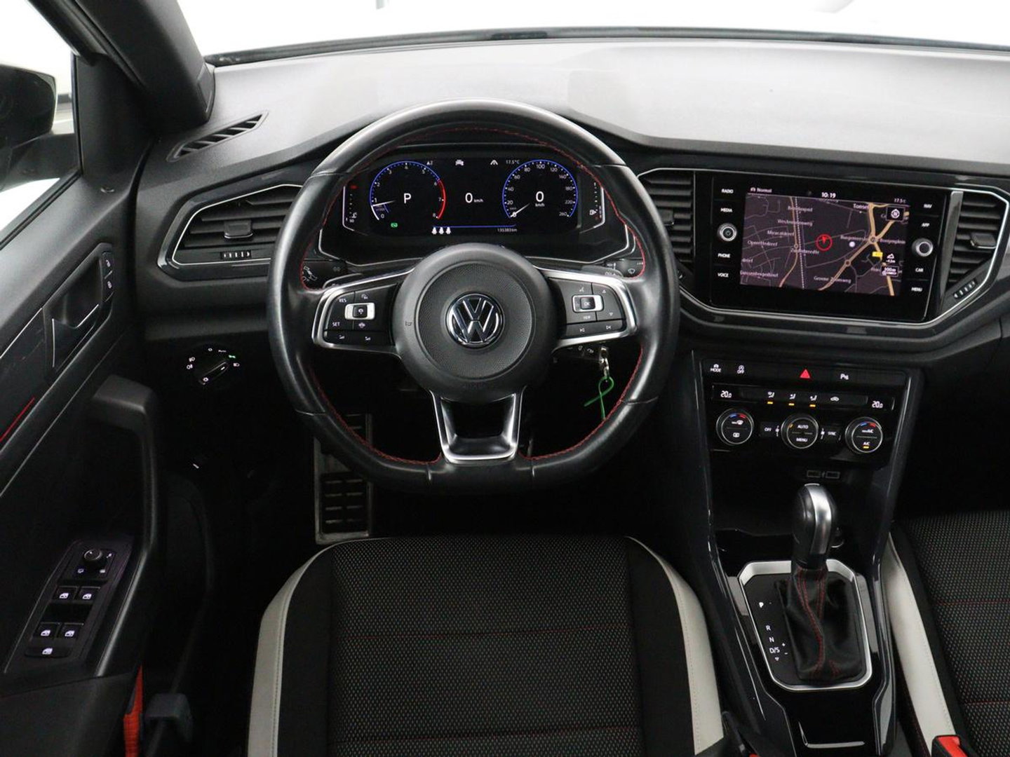 Volkswagen T-Roc 1.5 TSI Sport R Line | Trekhaak | Carplay | Full LED | Navigatie | Virtual Cockpit | Adaptive cruise | Parkeerhulp | 18'' | Climate control | Bluetooth | Getint glas