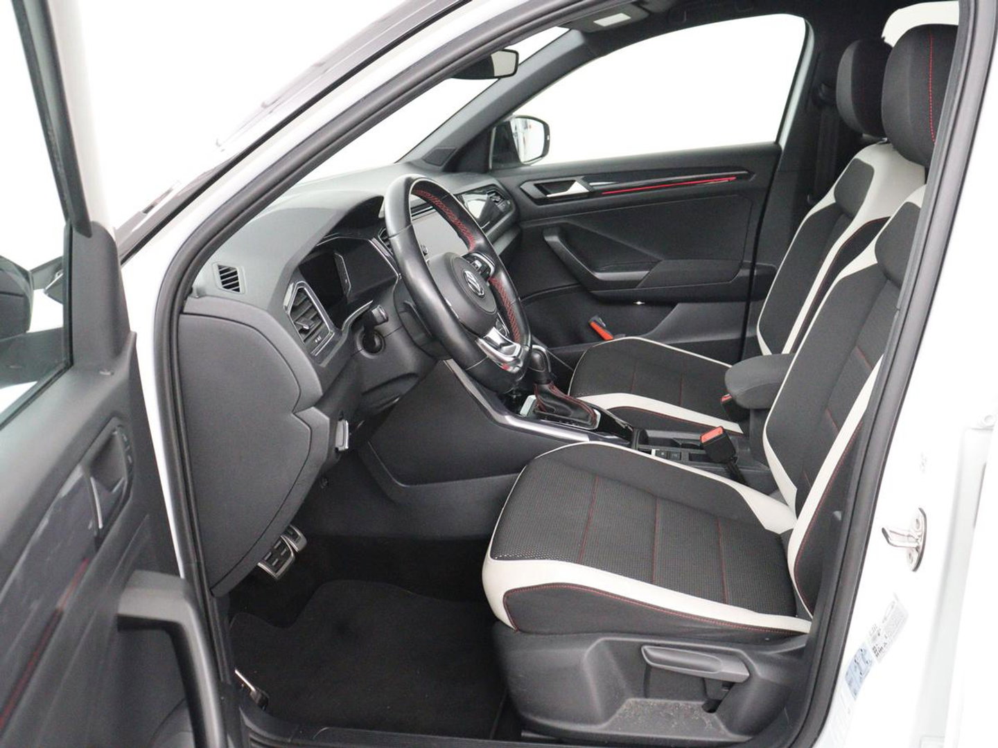 Volkswagen T-Roc 1.5 TSI Sport R Line | Trekhaak | Carplay | Full LED | Navigatie | Virtual Cockpit | Adaptive cruise | Parkeerhulp | 18'' | Climate control | Bluetooth | Getint glas