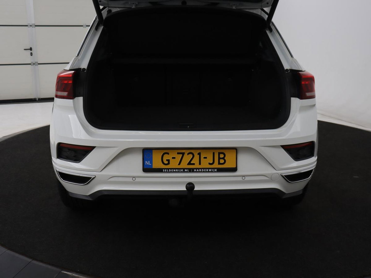Volkswagen T-Roc 1.5 TSI Sport R Line | Trekhaak | Carplay | Full LED | Navigatie | Virtual Cockpit | Adaptive cruise | Parkeerhulp | 18'' | Climate control | Bluetooth | Getint glas