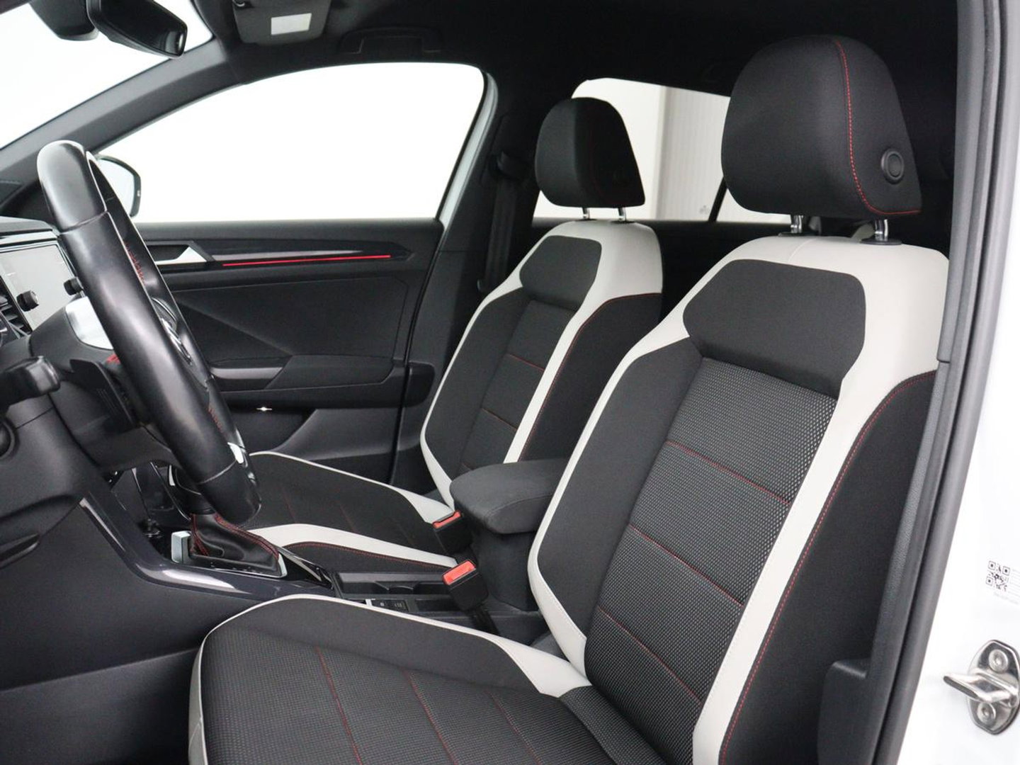 Volkswagen T-Roc 1.5 TSI Sport R Line | Trekhaak | Carplay | Full LED | Navigatie | Virtual Cockpit | Adaptive cruise | Parkeerhulp | 18'' | Climate control | Bluetooth | Getint glas