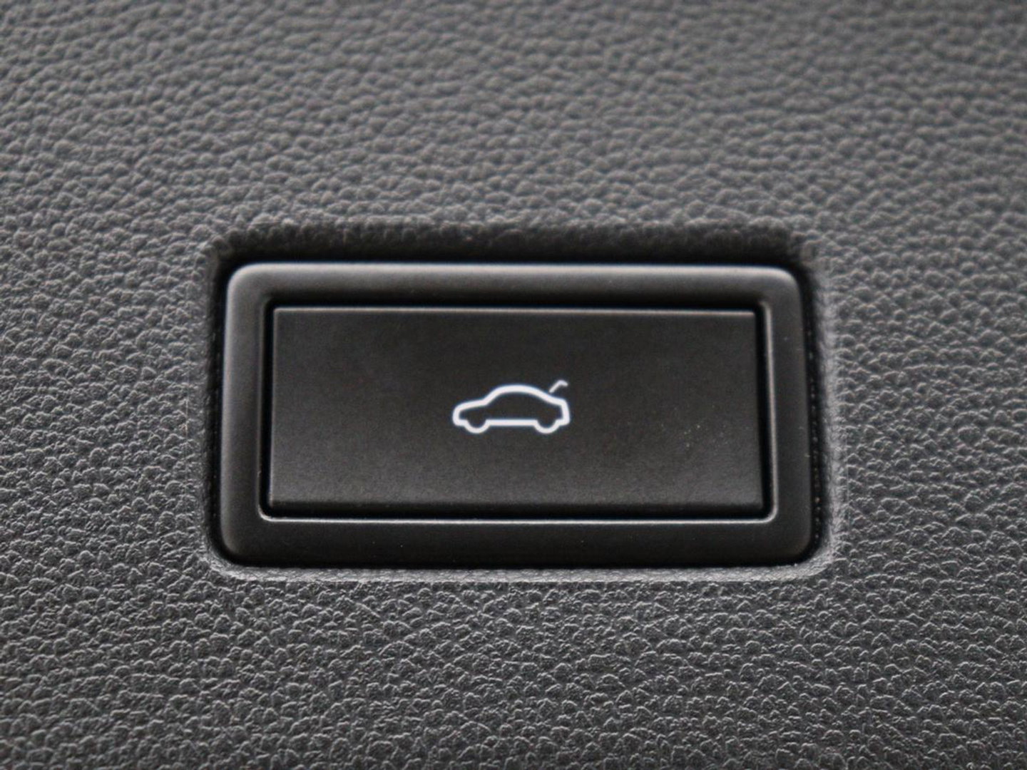 Volkswagen T-Roc 1.5 TSI Sport R Line | Trekhaak | Carplay | Full LED | Navigatie | Virtual Cockpit | Adaptive cruise | Parkeerhulp | 18'' | Climate control | Bluetooth | Getint glas