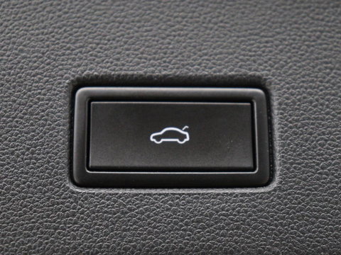 Volkswagen T-Roc 1.5 TSI Sport R Line | Trekhaak | Carplay | Full LED | Navigatie | Virtual Cockpit | Adaptive cruise | Parkeerhulp | 18'' | Climate control | Bluetooth | Getint glas