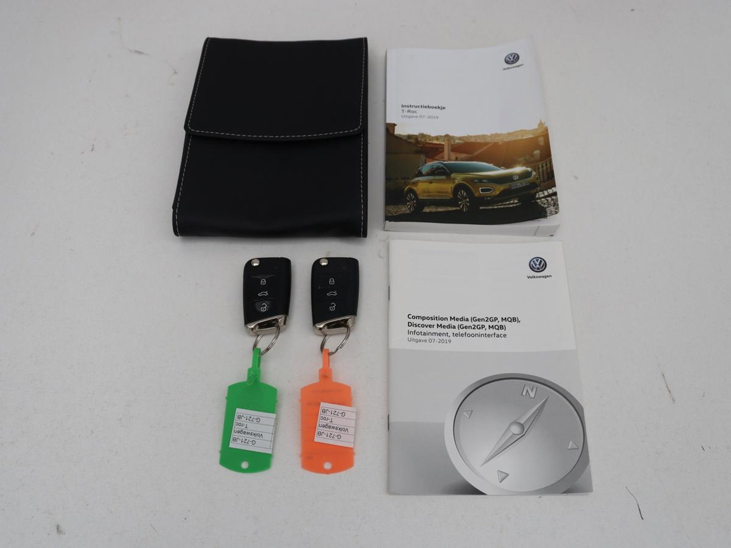 Volkswagen T-Roc 1.5 TSI Sport R Line | Trekhaak | Carplay | Full LED | Navigatie | Virtual Cockpit | Adaptive cruise | Parkeerhulp | 18'' | Climate control | Bluetooth | Getint glas