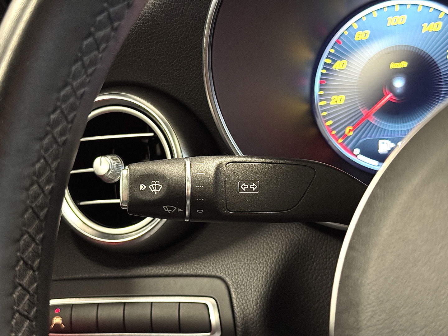 Mercedes-Benz C-Klasse 200 Business Solution AMG Plus Upgrade Edition | Burmester | Panoramadak | Sfeerverlichting | Apple Carplay | Android Auto | Camera | Lane Assist | Dodehoeksensor | LED |