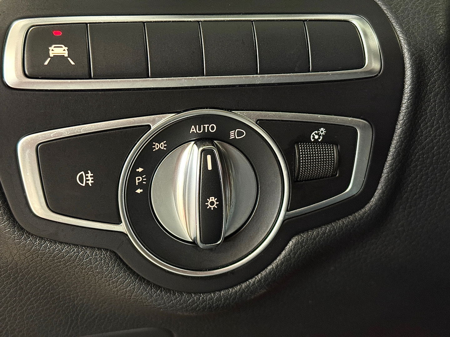 Mercedes-Benz C-Klasse 200 Business Solution AMG Plus Upgrade Edition | Burmester | Panoramadak | Sfeerverlichting | Apple Carplay | Android Auto | Camera | Lane Assist | Dodehoeksensor | LED |