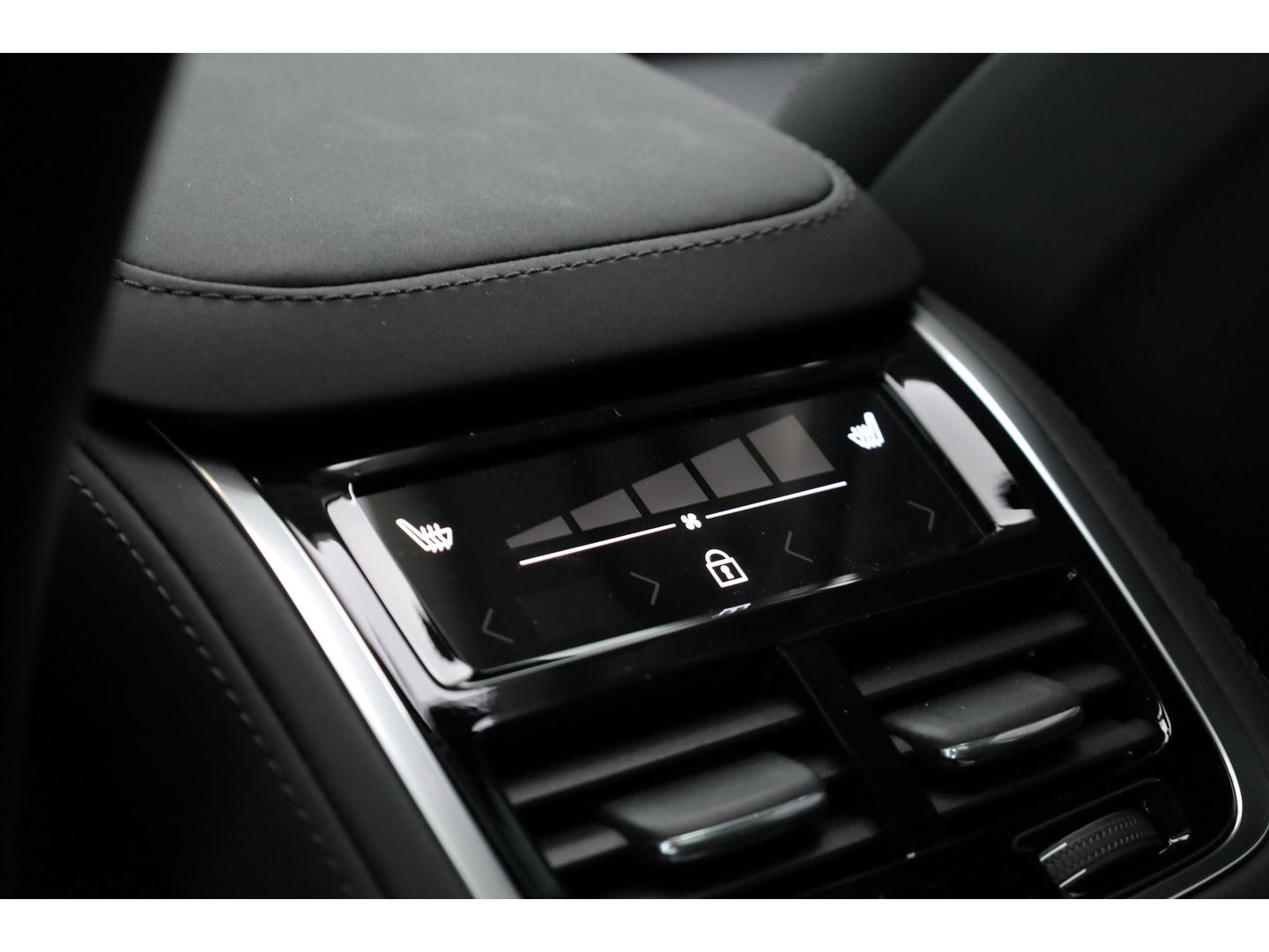 Volvo XC90 2.0 T8 Plug-in hybrid AWD Ultra Dark | Full Option | Luchtvering | B&W  audio | Massage | Pano | HUD | Stoelventilatie | 22'' |