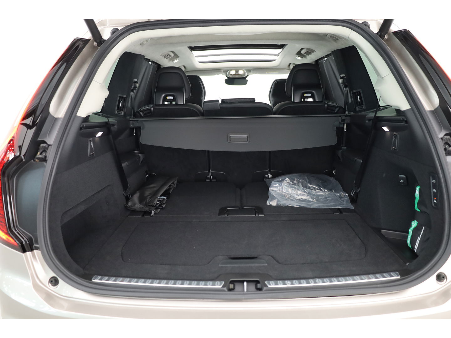 Volvo XC90 2.0 T8 Plug-in hybrid AWD Ultra Dark | Full Option | Luchtvering | B&W  audio | Massage | Pano | HUD | Stoelventilatie | 22'' |