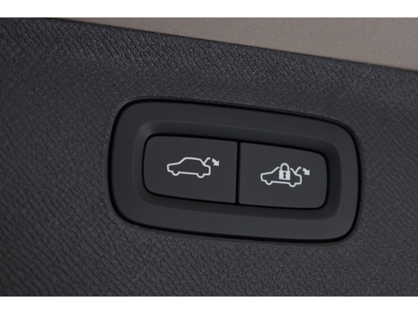 Volvo XC90 2.0 T8 Plug-in hybrid AWD Ultra Dark | Full Option | Luchtvering | B&W  audio | Massage | Pano | HUD | Stoelventilatie | 22'' |