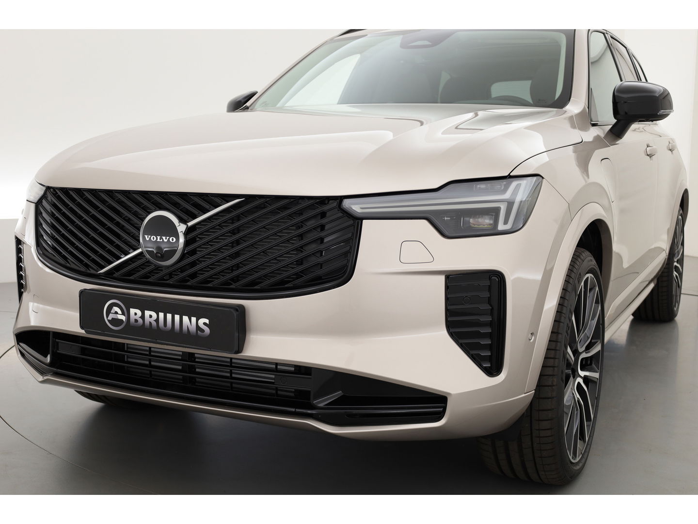 Volvo XC90 2.0 T8 Plug-in hybrid AWD Ultra Dark | Full Option | Luchtvering | B&W  audio | Massage | Pano | HUD | Stoelventilatie | 22'' |