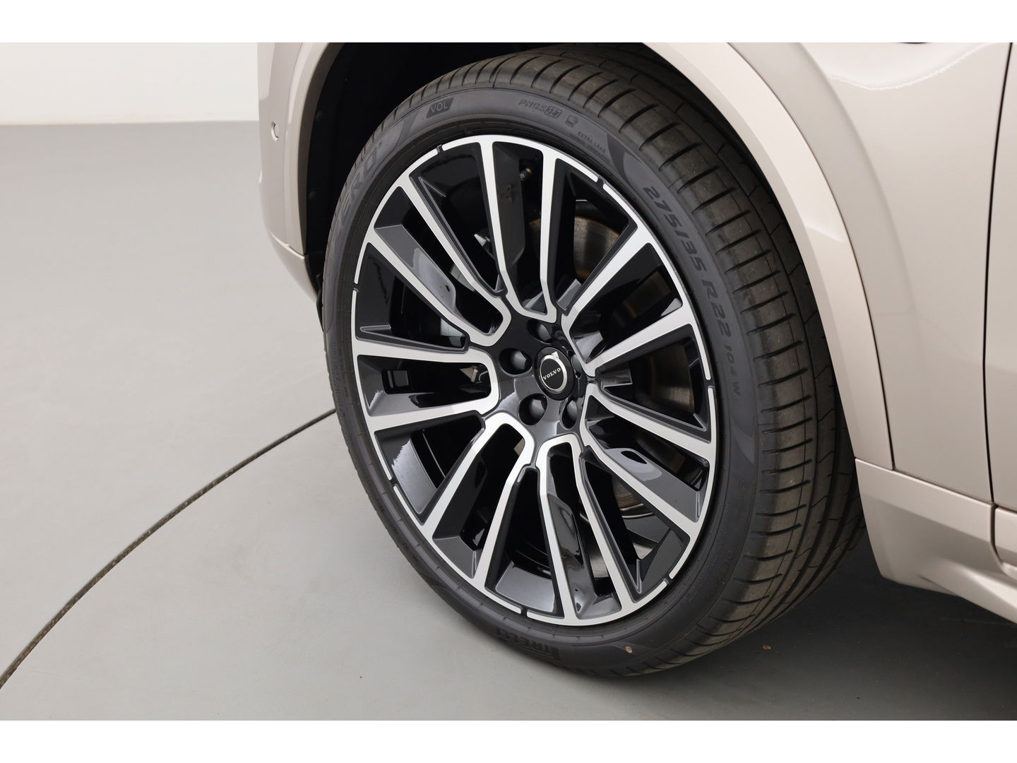 Volvo XC90 2.0 T8 Plug-in hybrid AWD Ultra Dark | Full Option | Luchtvering | B&W  audio | Massage | Pano | HUD | Stoelventilatie | 22'' |