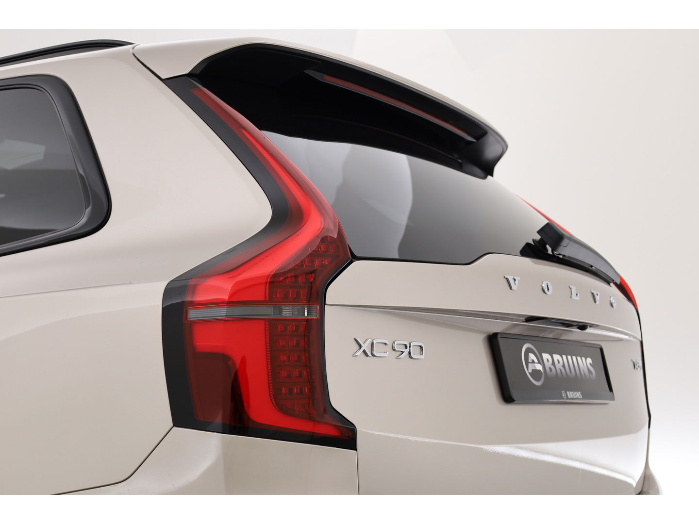 Volvo XC90 2.0 T8 Plug-in hybrid AWD Ultra Dark | Full Option | Luchtvering | B&W  audio | Massage | Pano | HUD | Stoelventilatie | 22'' |