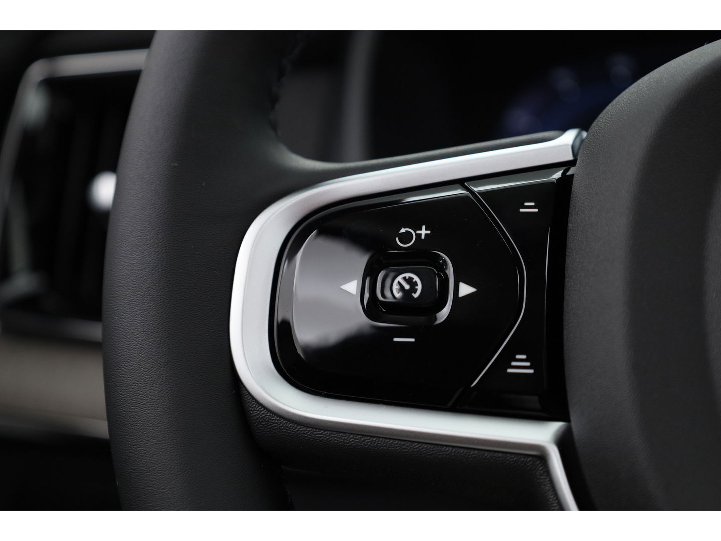 Volvo XC90 2.0 T8 Plug-in hybrid AWD Ultra Dark | Full Option | Luchtvering | B&W  audio | Massage | Pano | HUD | Stoelventilatie | 22'' |