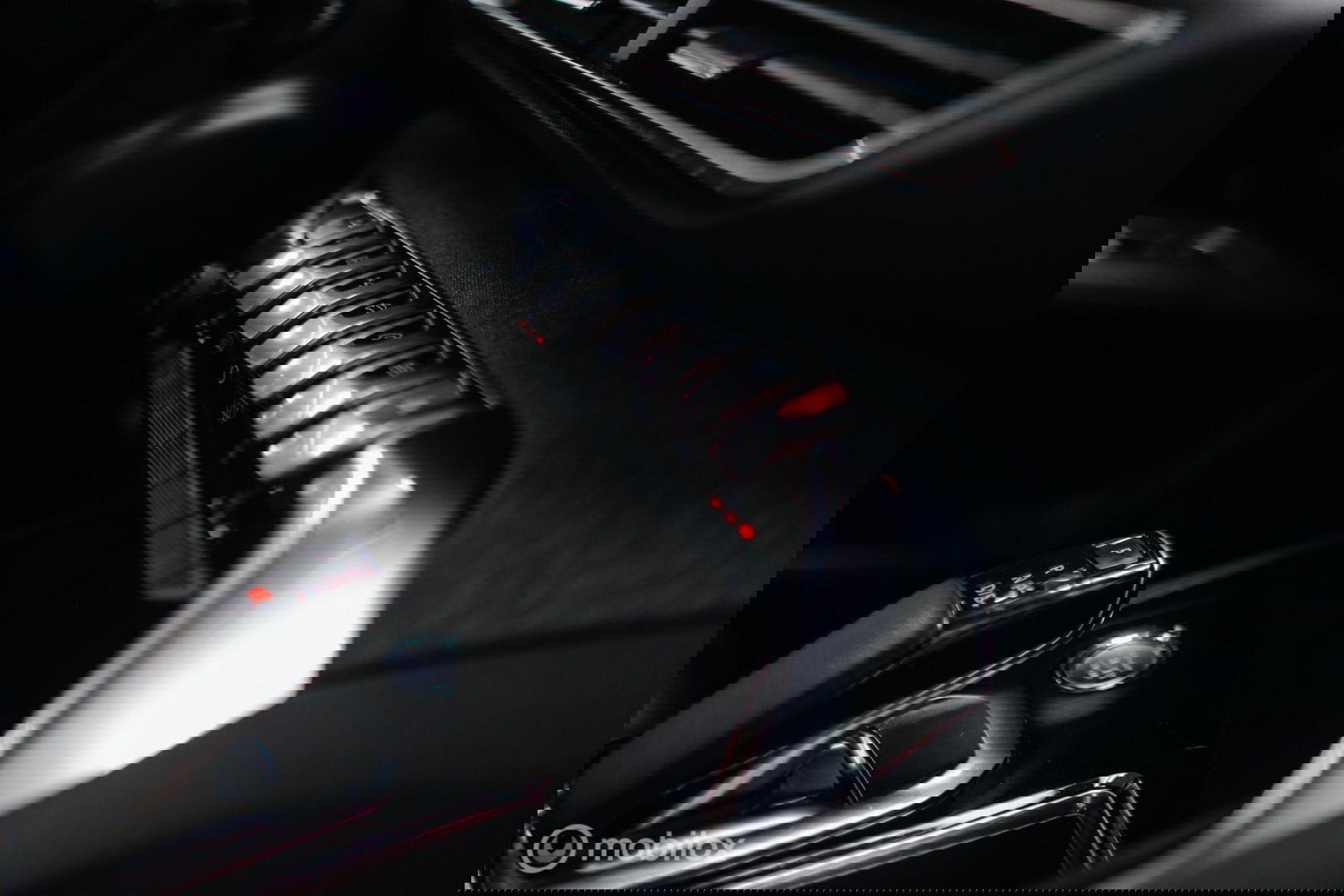 Peugeot 3008 1.6 HYbrid 225 pk Allure | Trekhaak | NL auto | Camera | Leder | HUD | rijklaaprijs | All season banden |