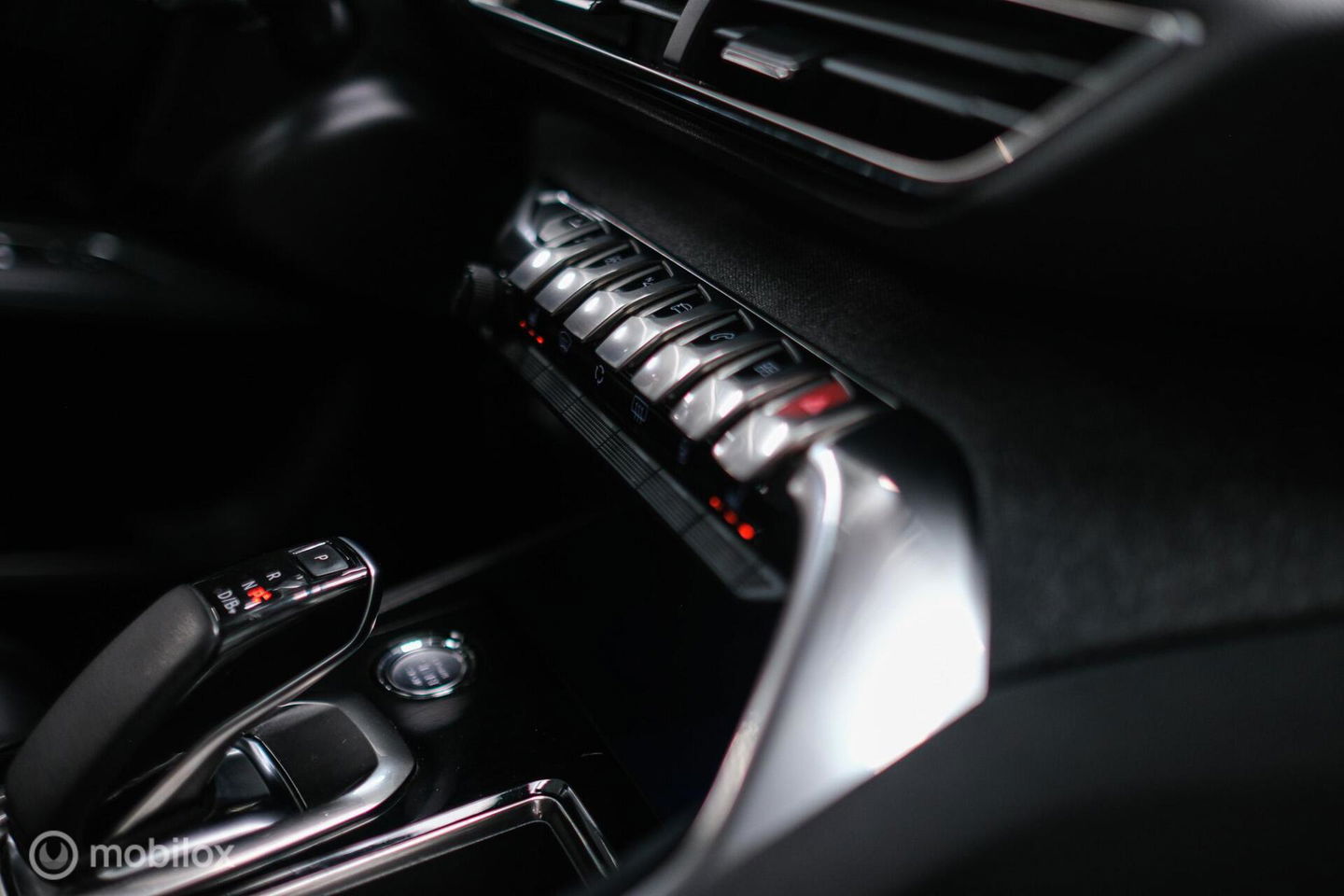 Peugeot 3008 1.6 HYbrid 225 pk Allure | Trekhaak | NL auto | Camera | Leder | HUD | rijklaaprijs | All season banden |