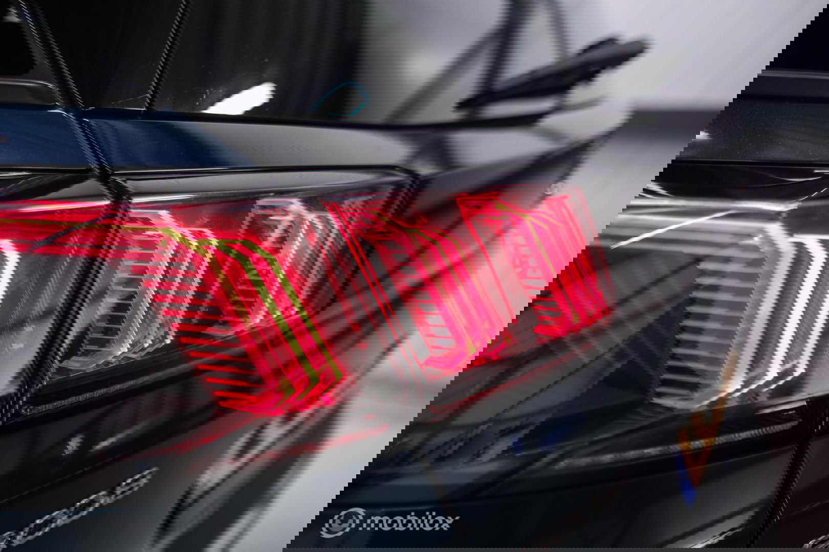 Peugeot 3008 1.6 HYbrid 225 pk Allure | Trekhaak | NL auto | Camera | Leder | HUD | rijklaaprijs | All season banden |