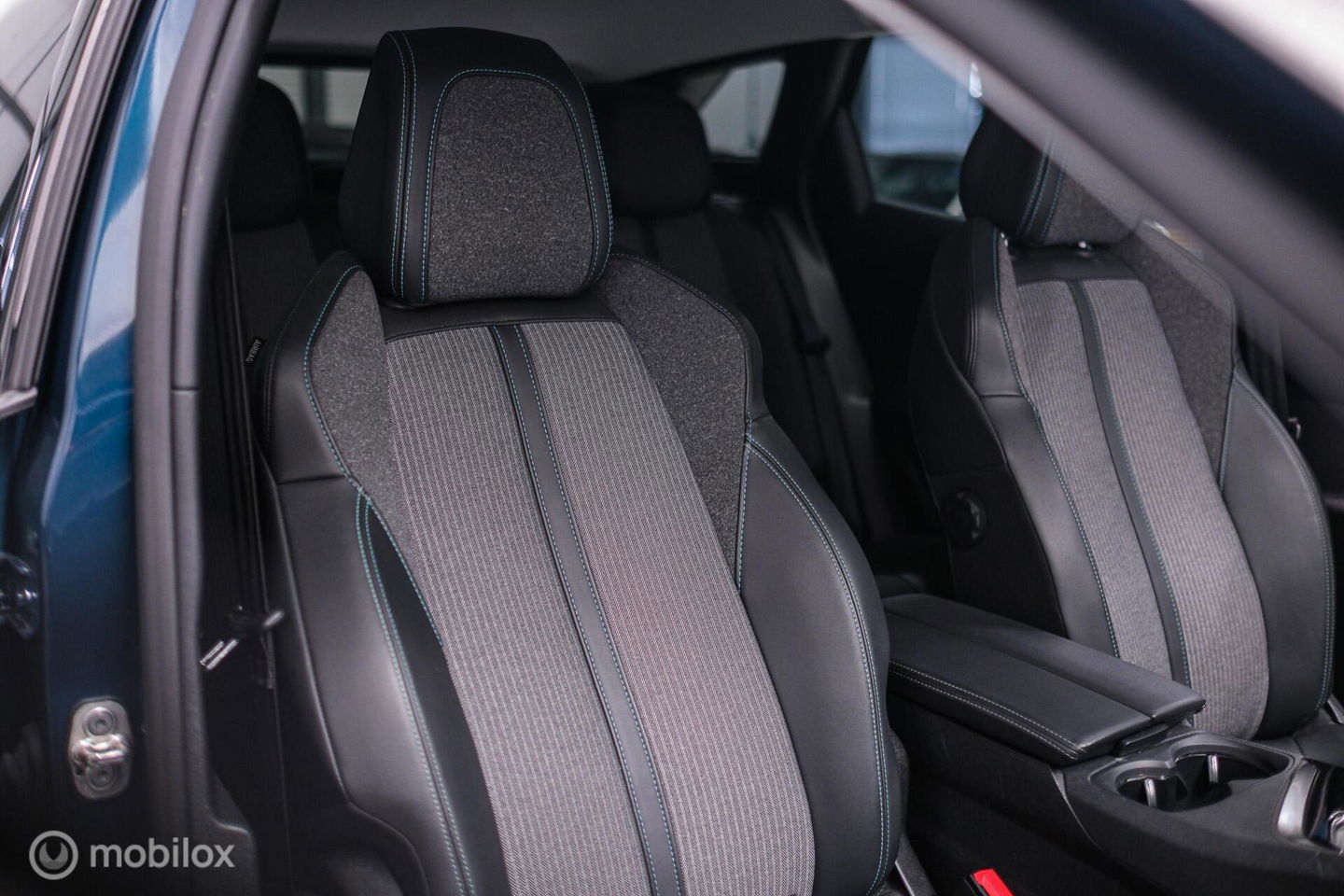 Peugeot 3008 1.6 HYbrid 225 pk Allure | Trekhaak | NL auto | Camera | Leder | HUD | rijklaaprijs | All season banden |