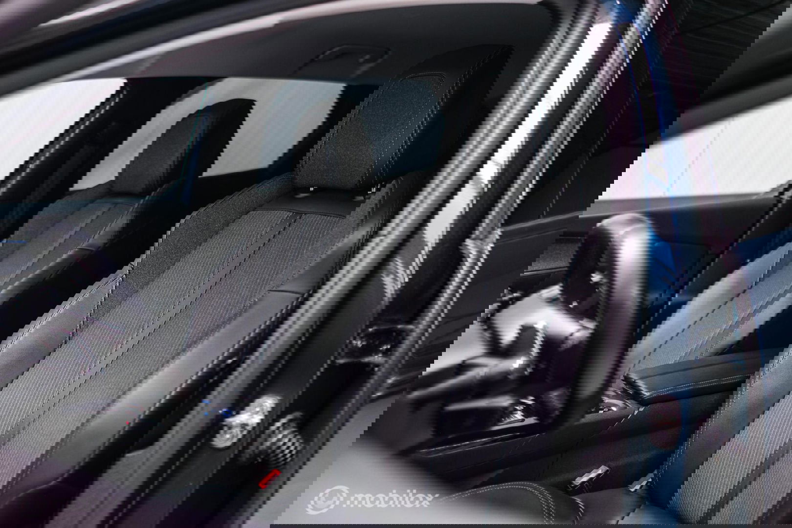 Peugeot 3008 1.6 HYbrid 225 pk Allure | Trekhaak | NL auto | Camera | Leder | HUD | rijklaaprijs | All season banden |