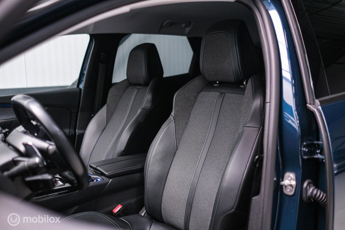 Peugeot 3008 1.6 HYbrid 225 pk Allure | Trekhaak | NL auto | Camera | Leder | HUD | rijklaaprijs | All season banden |