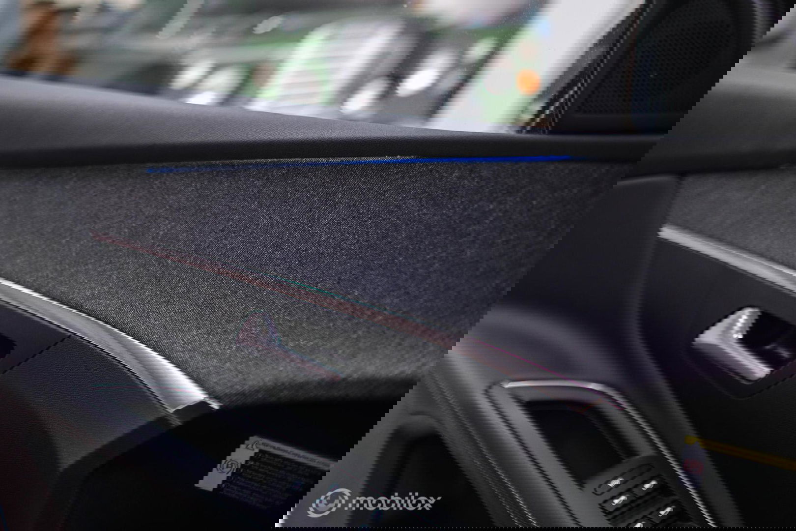 Peugeot 3008 1.6 HYbrid 225 pk Allure | Trekhaak | NL auto | Camera | Leder | HUD | rijklaaprijs | All season banden |