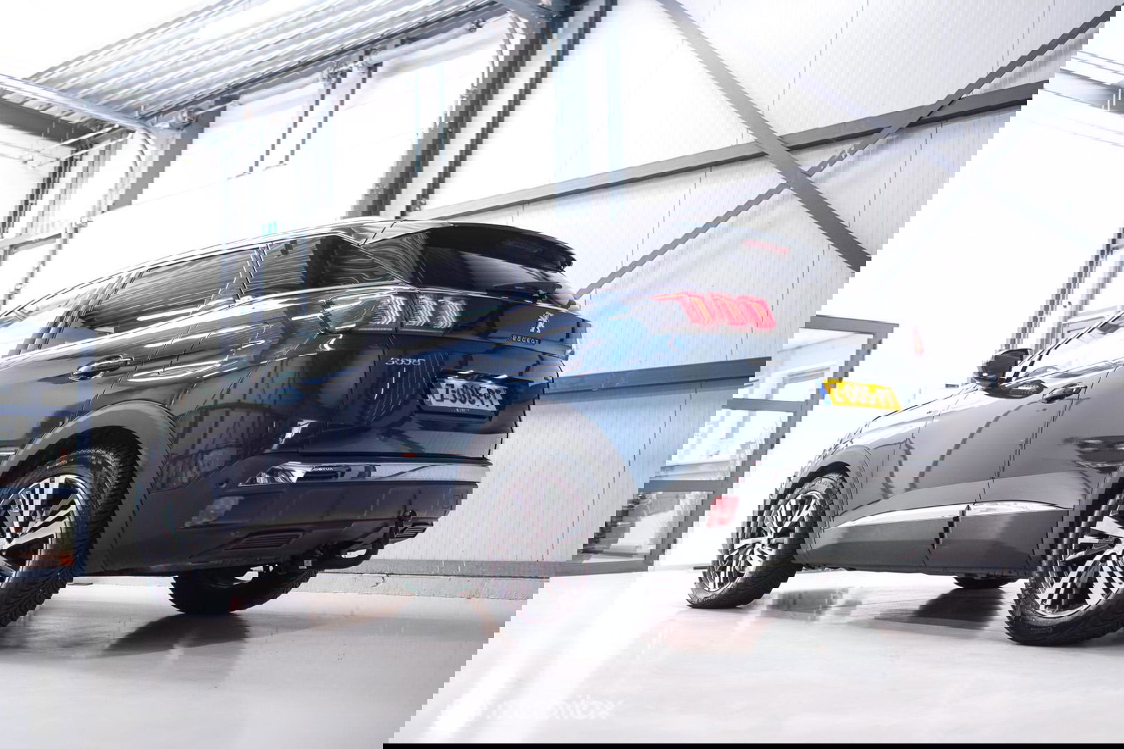 Peugeot 3008 1.6 HYbrid 225 pk Allure | Trekhaak | NL auto | Camera | Leder | HUD | rijklaaprijs | All season banden |