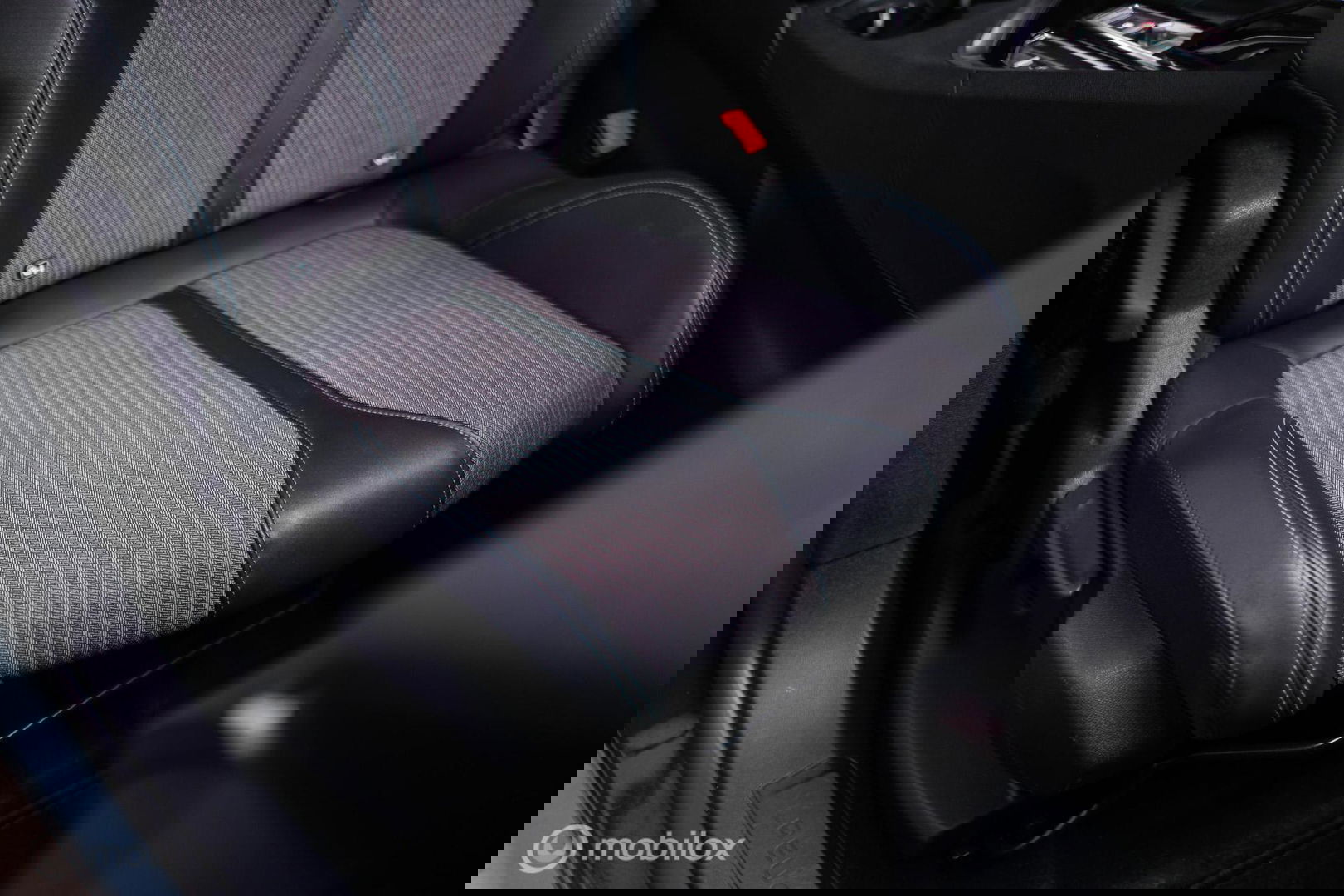 Peugeot 3008 1.6 HYbrid 225 pk Allure | Trekhaak | NL auto | Camera | Leder | HUD | rijklaaprijs | All season banden |